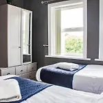 3 Bed House - Free Parking - 10 Minutes To Centre - Perfect For Families, Contractors And Relocators