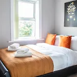 3 Bed House - Free Parking - 10 Minutes To Centre - Perfect For Families, Contractors And Relocators Hébergement de vacances York