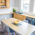 3 Bed House - Free Parking - 10 Minutes To Centre - Perfect For Families, Contractors And Relocators *