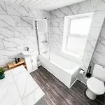 3 Bed House - Free Parking - 10 Minutes To Centre - Perfect For Families, Contractors And Relocators