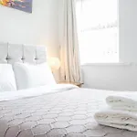 3 Bed House - Free Parking - 10 Minutes To Centre - Perfect For Families, Contractors And Relocators Hébergement de vacances York