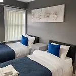 3 Bed House - Free Parking - 10 Minutes To Centre - Perfect For Families, Contractors And Relocators *