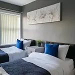 3 Bed House - Free Parking - 10 Minutes To Centre - Perfect For Families, Contractors And Relocators Hébergement de vacances *