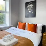 3 Bed House - Free Parking - 10 Minutes To Centre - Perfect For Families, Contractors And Relocators Hébergement de vacances *