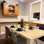 3 Bed House - Free Parking - 10 Minutes To Centre - Perfect For Families, Contractors And Relocators *