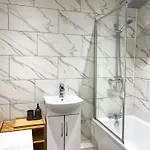 Hébergement de vacances 3 Bed House - Free Parking - 10 Minutes To Centre - Perfect For Families, Contractors And Relocators