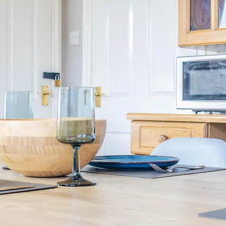 3 Bed House - Free Parking - 10 Minutes To Centre - Perfect For Families, Contractors And Relocators