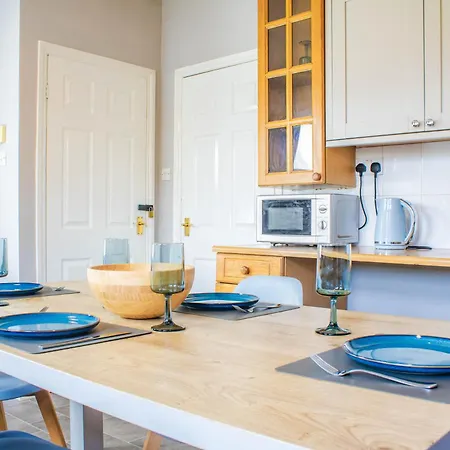 Holiday home 3 Bed House - Free Parking - 10 Minutes To Centre - Perfect For Families, Contractors And Relocators