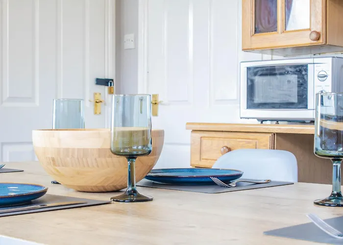 3 Bed House - Free Parking - 10 Minutes To Centre - Perfect For Families, Contractors And Relocators