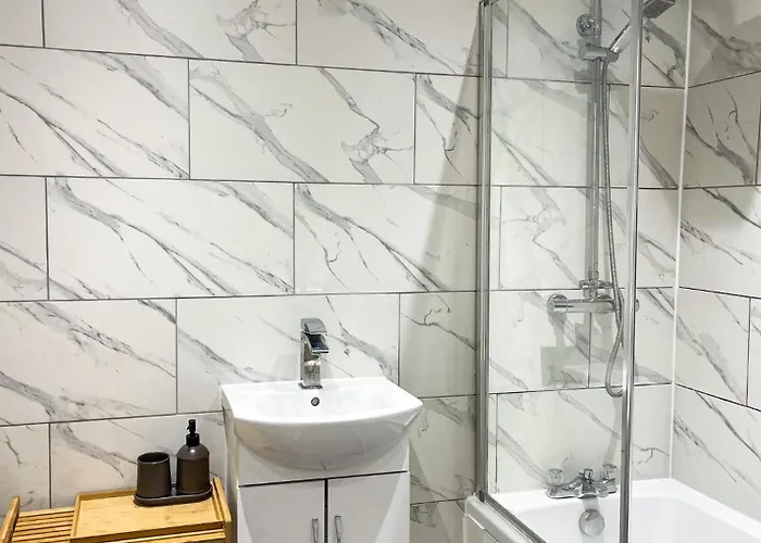 Holiday home 3 Bed House - Free Parking - 10 Minutes To Centre - Perfect For Families, Contractors And Relocators