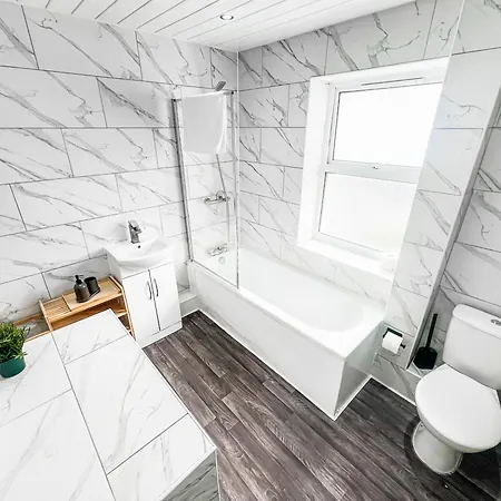 3 Bed House - Free Parking - 10 Minutes To Centre - Perfect For Families, Contractors And Relocators