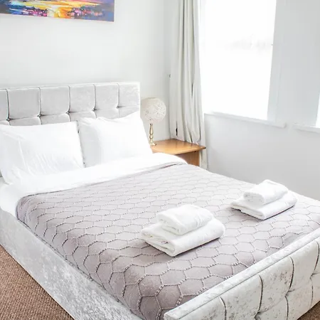 3 Bed House - Free Parking - 10 Minutes To Centre - Perfect For Families, Contractors And Relocators 约克