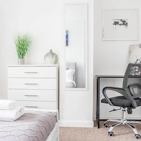 Prázdninový dům 3 Bed House - Free Parking - 10 Minutes To Centre - Perfect For Families, Contractors And Relocators *