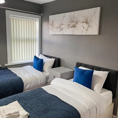 3 Bed House - Free Parking - 10 Minutes To Centre - Perfect For Families, Contractors And Relocators *