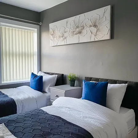 3 Bed House - Free Parking - 10 Minutes To Centre - Perfect For Families, Contractors And Relocators 度假居 *