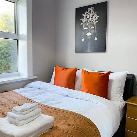 3 Bed House - Free Parking - 10 Minutes To Centre - Perfect For Families, Contractors And Relocators Prázdninový dům *