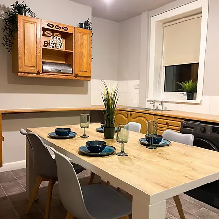 3 Bed House - Free Parking - 10 Minutes To Centre - Perfect For Families, Contractors And Relocators *