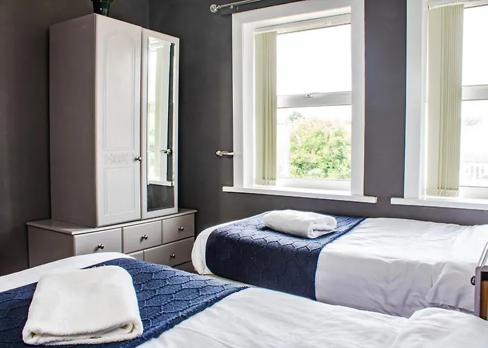 3 Bed House - Free Parking - 10 Minutes To Centre - Perfect For Families, Contractors And Relocators