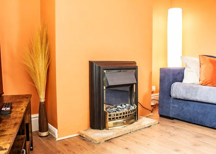 3 Bed House - Free Parking - 10 Minutes To Centre - Perfect For Families, Contractors And Relocators