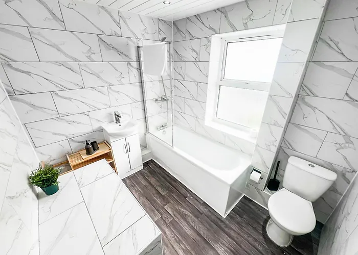 3 Bed House - Free Parking - 10 Minutes To Centre - Perfect For Families, Contractors And Relocators