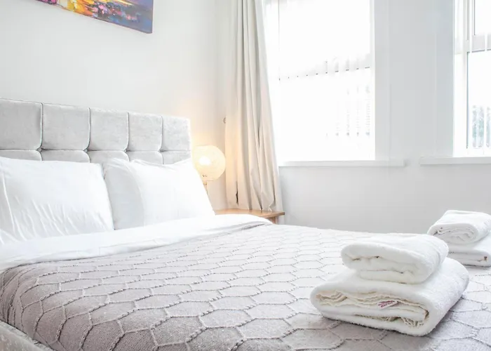 3 Bed House - Free Parking - 10 Minutes To Centre - Perfect For Families, Contractors And Relocators Casa vacanze York