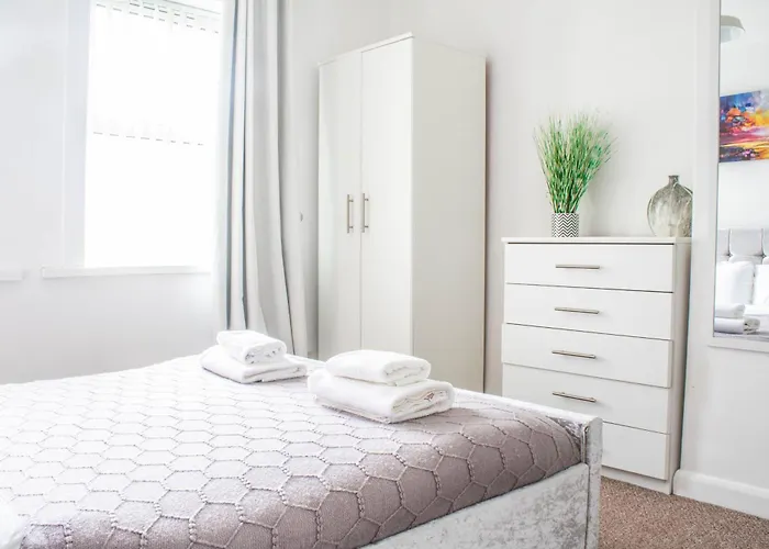 3 Bed House - Free Parking - 10 Minutes To Centre - Perfect For Families, Contractors And Relocators *