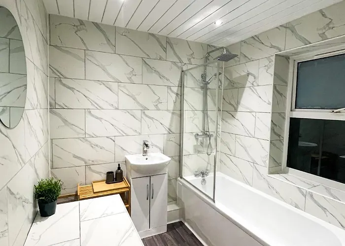 3 Bed House - Free Parking - 10 Minutes To Centre - Perfect For Families, Contractors And Relocators Casa vacanze *