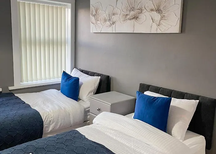 3 Bed House - Free Parking - 10 Minutes To Centre - Perfect For Families, Contractors And Relocators *