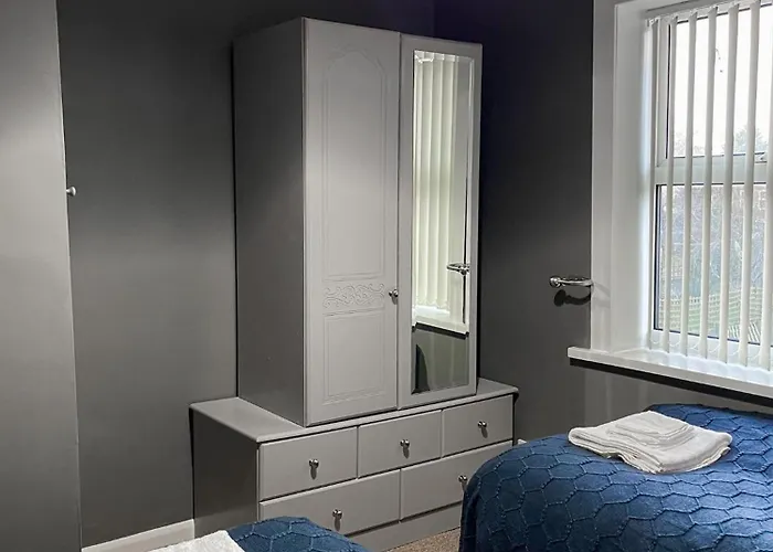 3 Bed House - Free Parking - 10 Minutes To Centre - Perfect For Families, Contractors And Relocators