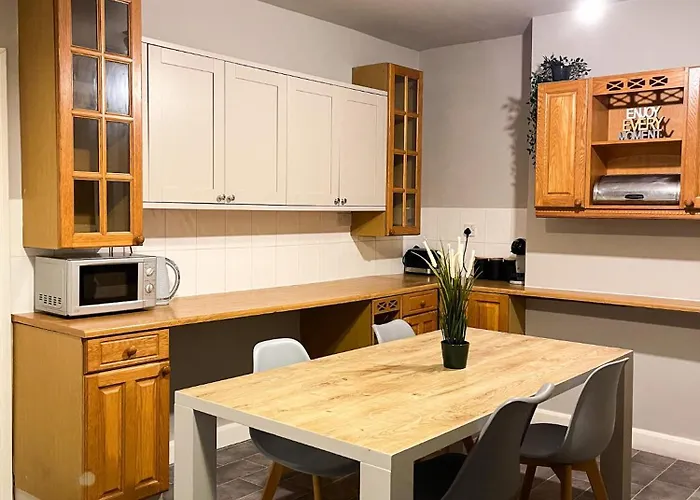 3 Bed House - Free Parking - 10 Minutes To Centre - Perfect For Families, Contractors And Relocators * York