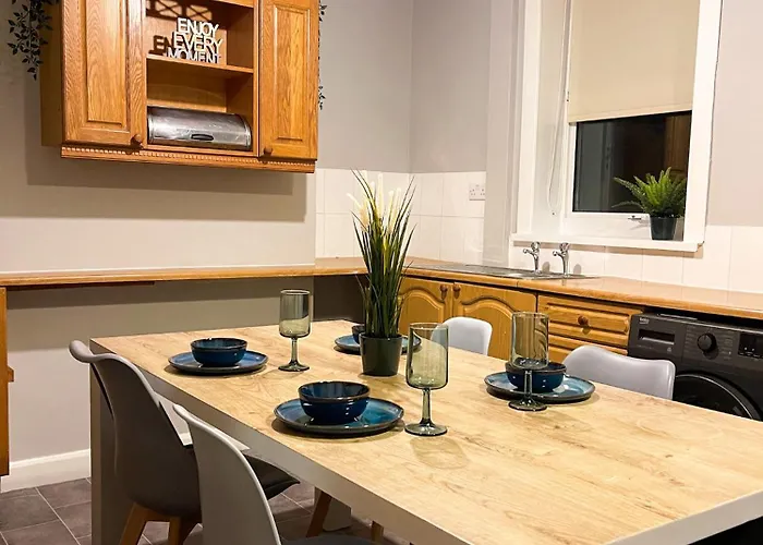 3 Bed House - Free Parking - 10 Minutes To Centre - Perfect For Families, Contractors And Relocators *