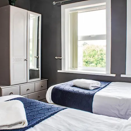 3 Bed House - Free Parking - 10 Minutes To Centre - Perfect For Families, Contractors And Relocators