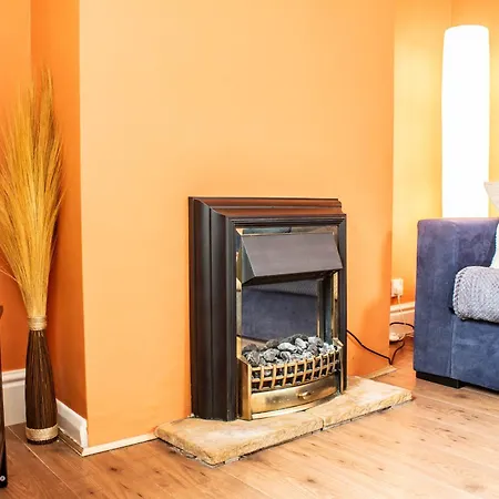 3 Bed House - Free Parking - 10 Minutes To Centre - Perfect For Families, Contractors And Relocators