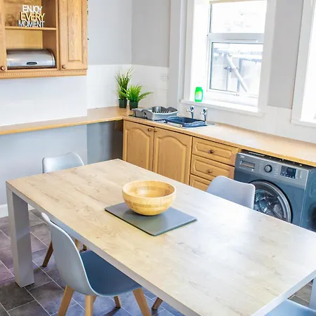 3 Bed House - Free Parking - 10 Minutes To Centre - Perfect For Families, Contractors And Relocators *