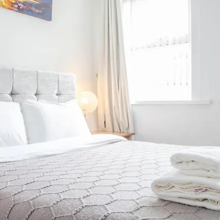 3 Bed House - Free Parking - 10 Minutes To Centre - Perfect For Families, Contractors And Relocators Prázdninový dům York