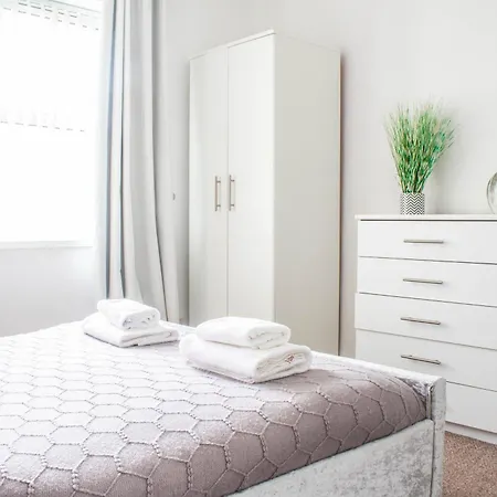 3 Bed House - Free Parking - 10 Minutes To Centre - Perfect For Families, Contractors And Relocators *