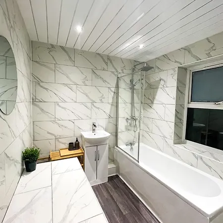 3 Bed House - Free Parking - 10 Minutes To Centre - Perfect For Families, Contractors And Relocators Prázdninový dům *