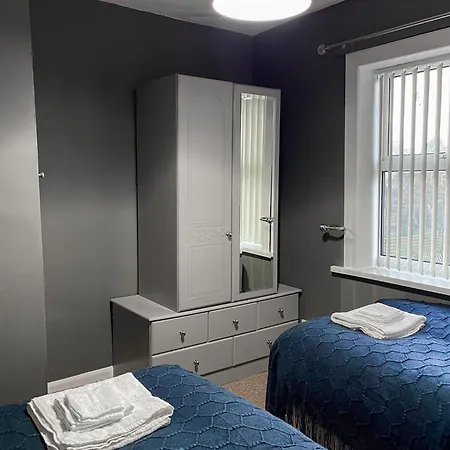 3 Bed House - Free Parking - 10 Minutes To Centre - Perfect For Families, Contractors And Relocators