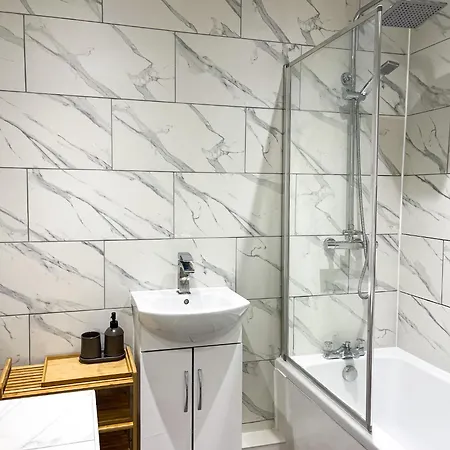 Prázdninový dům 3 Bed House - Free Parking - 10 Minutes To Centre - Perfect For Families, Contractors And Relocators